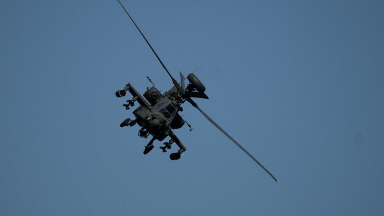 ABD'nin Apache helikopteri Hürmüz yakınlarında düştü: Trump'tan açıklama geldi 4 abdnin apache helikopteri hurmuz yakinlarinda dustu trumptan aciklama geldi EFtHmnbG