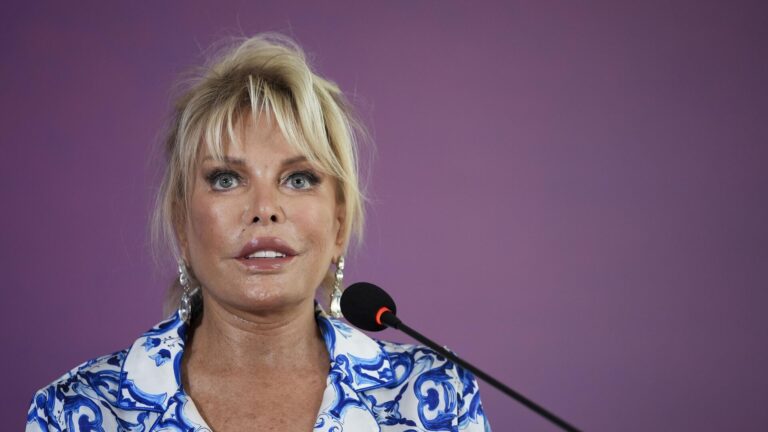 ajda pekkan bu isiklarin altinda bir o kadar da yalnizlik var o kadar yalnizim 8sHGnwCK