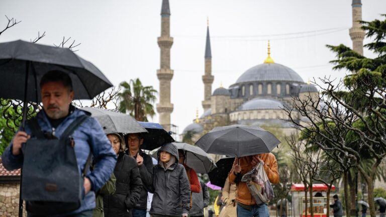 akom uyardi istanbullular dikkat soguk ve yagisli hava geri donuyor SBxvIWHV