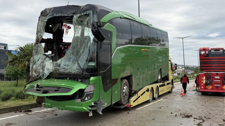 bayram oncesi canakkalede otobus kazasi 46 kisi yaralandi 8eGP6i4c