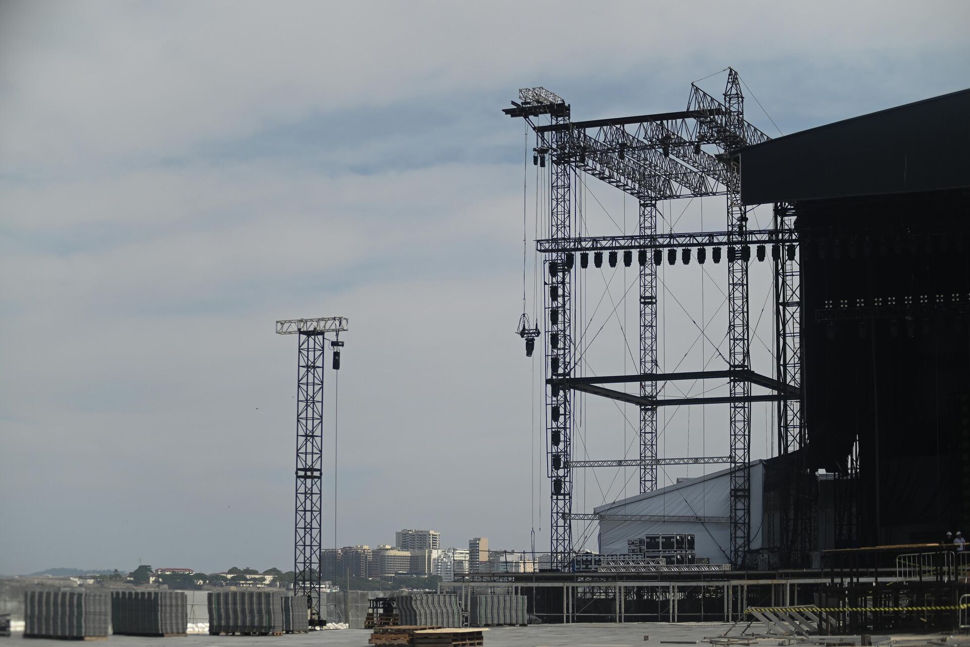 Bir emekçi ölmüştü: Shakira konserinin yapılacağı sahnede polis incelemesi yapılıyor 3 bir emekci olmustu shakira konserinin yapilacagi sahnede polis incelemesi yapiliyor 1