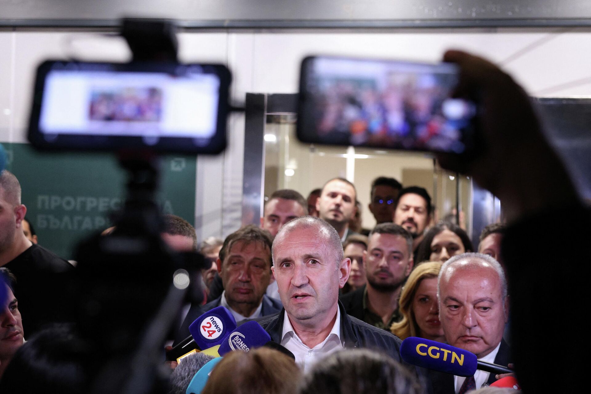 bulgaristanda eski cumhurbaskani radev genel secimi buyuk farkla birinci tamamladi 0 lZ4m1uNA