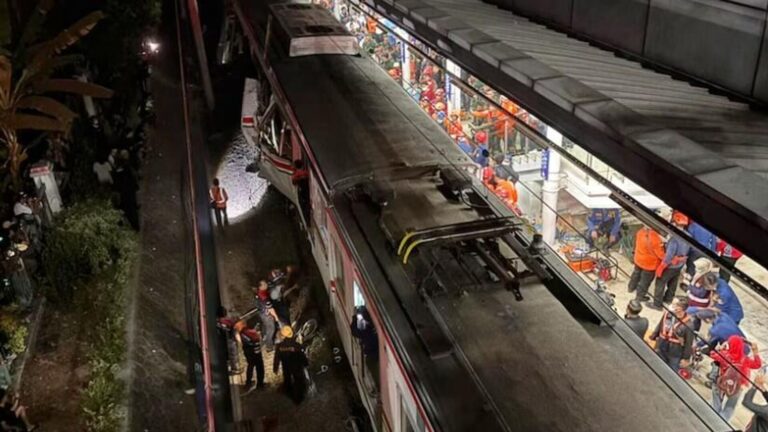 Cakarta’da iki tren çarpıştı: 4 meyyit, 38 yaralı 11 cakartada iki tren carpisti 4 meyyit 38 yarali fD54NH6v