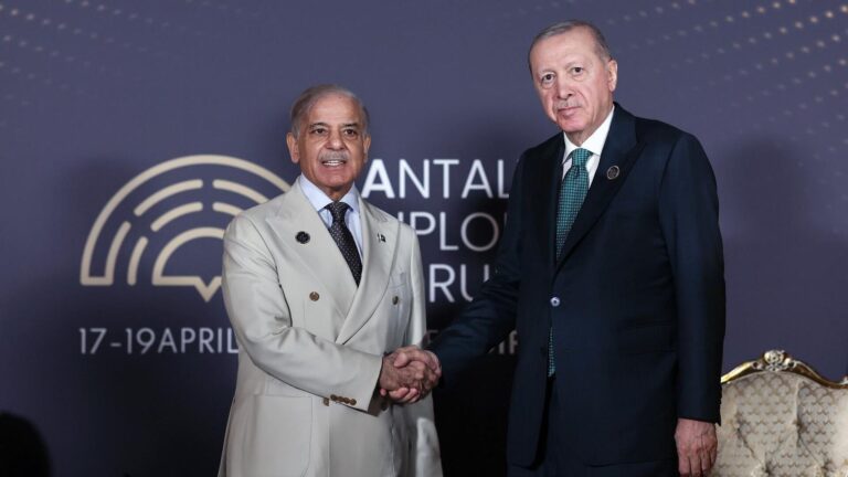 cumhurbaskani erdogan pakistan basbakani serifle bir ortaya geldi b85Xq3Vb