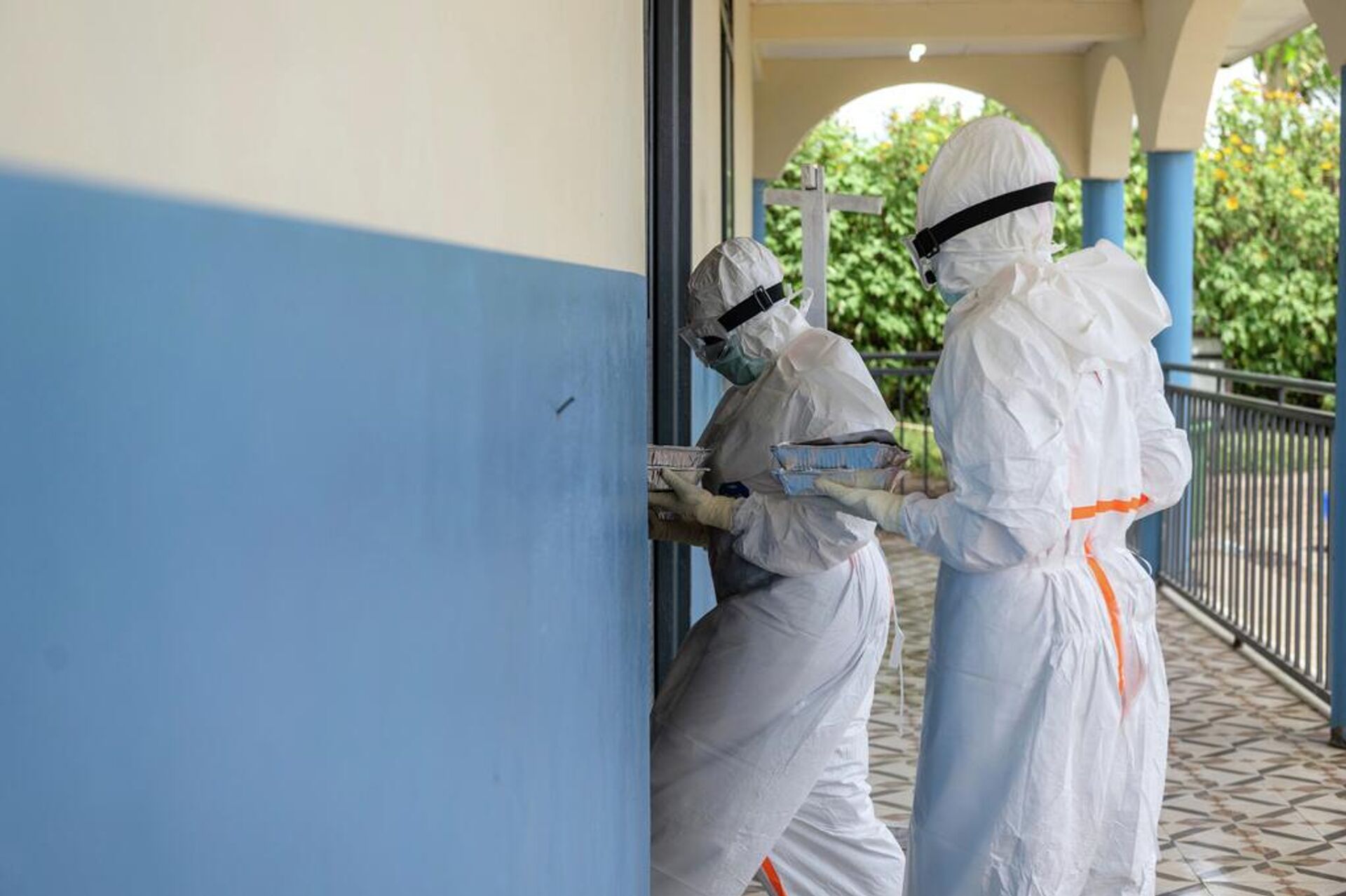 Ebola salgınında bilanço ağırlaşıyor: 263 doğrulanmış olay, 43 ölüm, DSÖ Başkanı salgın bölgesinde 2 ebola salgininda bilanco agirlasiyor 263 dogrulanmis olay 43 olum dso baskani salgin bolgesinde 0 PBjy9BGv