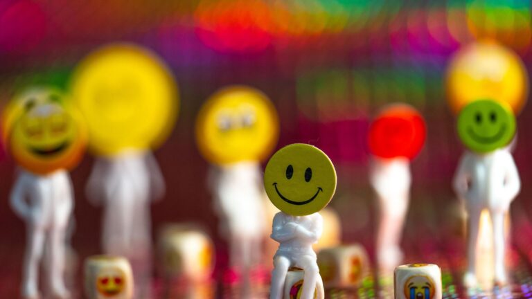 emojiler sadece sus degil beyin onlari gercek yuzler gibi isliyor gzzayJSc