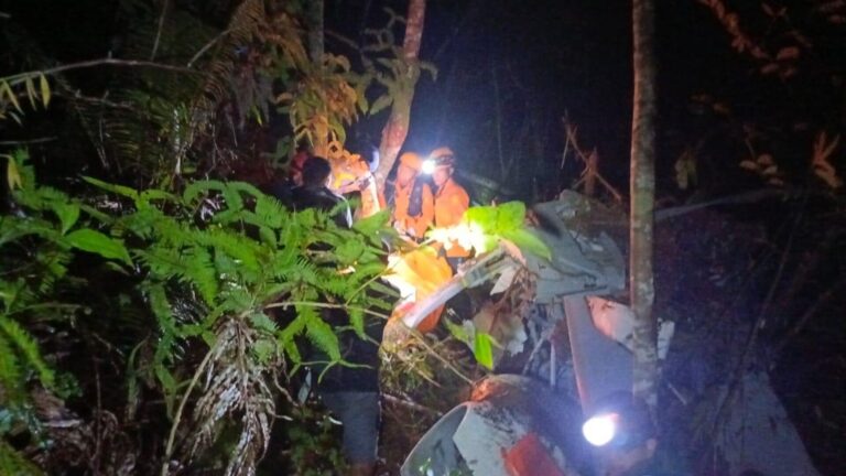 endonezyada helikopter kazasi 8 meyyit eF14FyLS