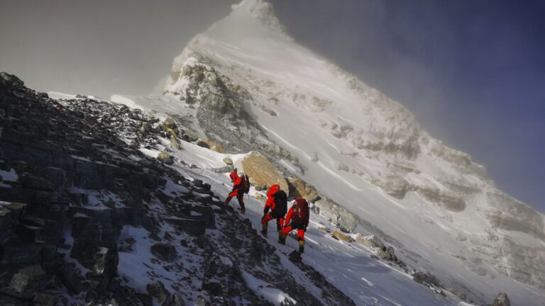 everest dagina bir gunde 274 dagci tirmanarak rekor kirdi r8qgYw16