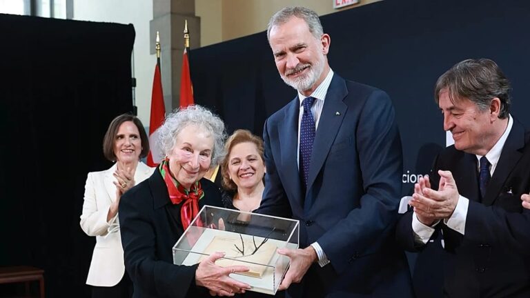 Felipe VI, 'Damızlık Kızın Hikayesi' kitabının yazarı Margaret Atwood'a 2025 Joan Margarit ödülünü takdim etti 1 felipe vi damizlik kizin hikayesi kitabinin yazari margaret atwooda 2025 joan margarit odulunu takdim 3ZteKAva