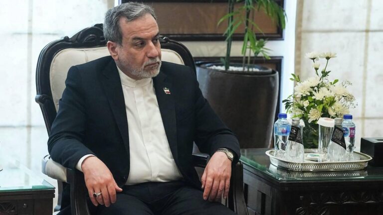 iran disisleri bakani arakci abdnin irana karsi savasinin ekonomik bedelini amerikan halki oduyor FLBc7sFU