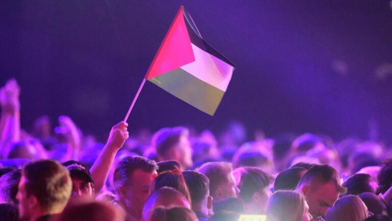 israile eurovisionda protesto seyirciler zorla cikartildi GAIhnF7d