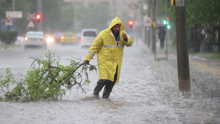 izmir ve ankara dahil 39 vilayet icin sari kodlu yagis uyarisi 5 bolgede firtina UqwUbZRa