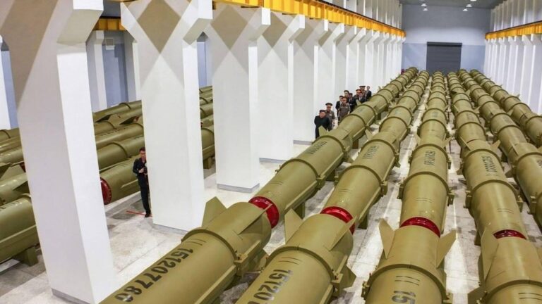 Kuzey Kore başkanından füze üretimini 2.5 kat artırma talimatı 8 kuzey kore baskanindan fuze uretimini 25 kat artirma talimati riJajpzn