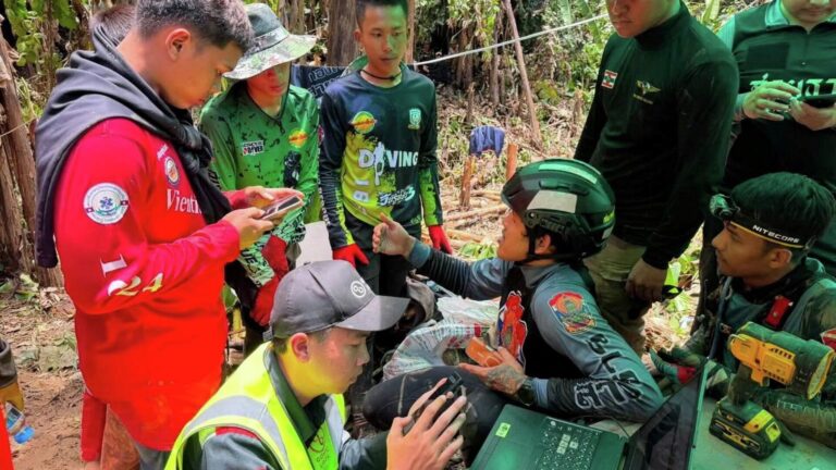 Laos’ta sel mağarayı kapattı: Mağarada 8 gündür mahsur kalan 5 kişi kurtarıldı 4 laosta sel magarayi kapatti magarada 8 gundur mahsur kalan 5 kisi kurtarildi jpUIRr49
