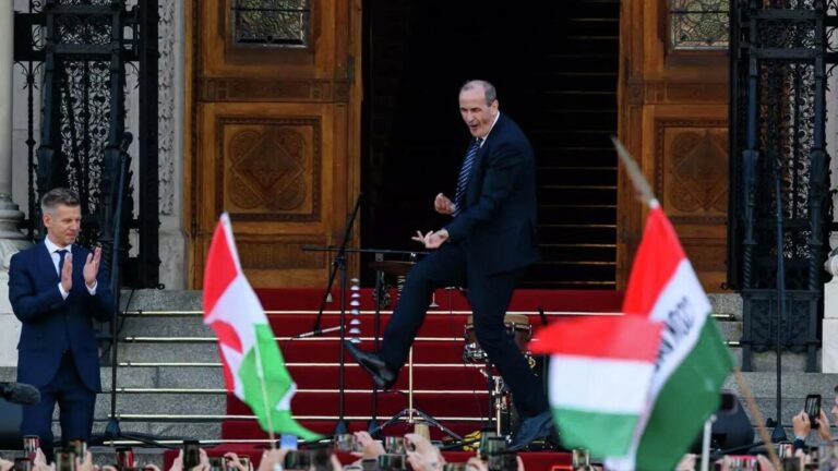 macaristan yeni sihhat bakanindan meclis onunde viral dans PDTqtMcb