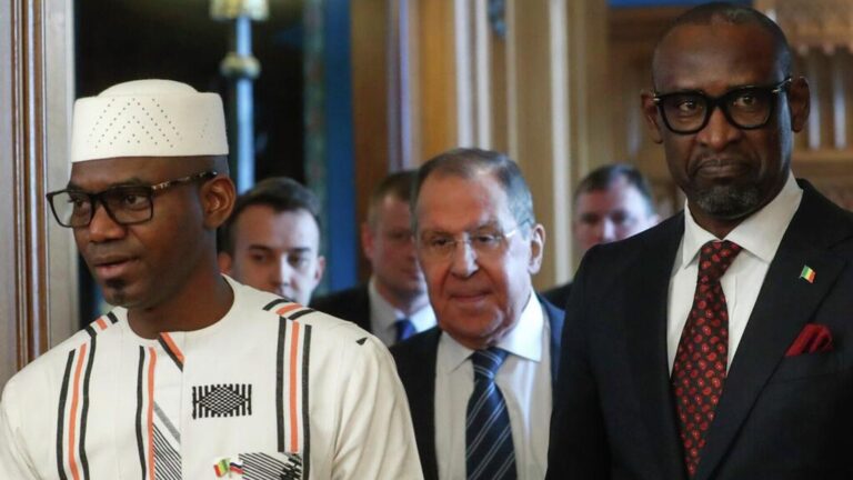 Mali Savunma Bakanı konutuna düzenlenen terör akınında öldürüldü 8 mali savunma bakani konutuna duzenlenen teror akininda olduruldu kNvYr3CQ