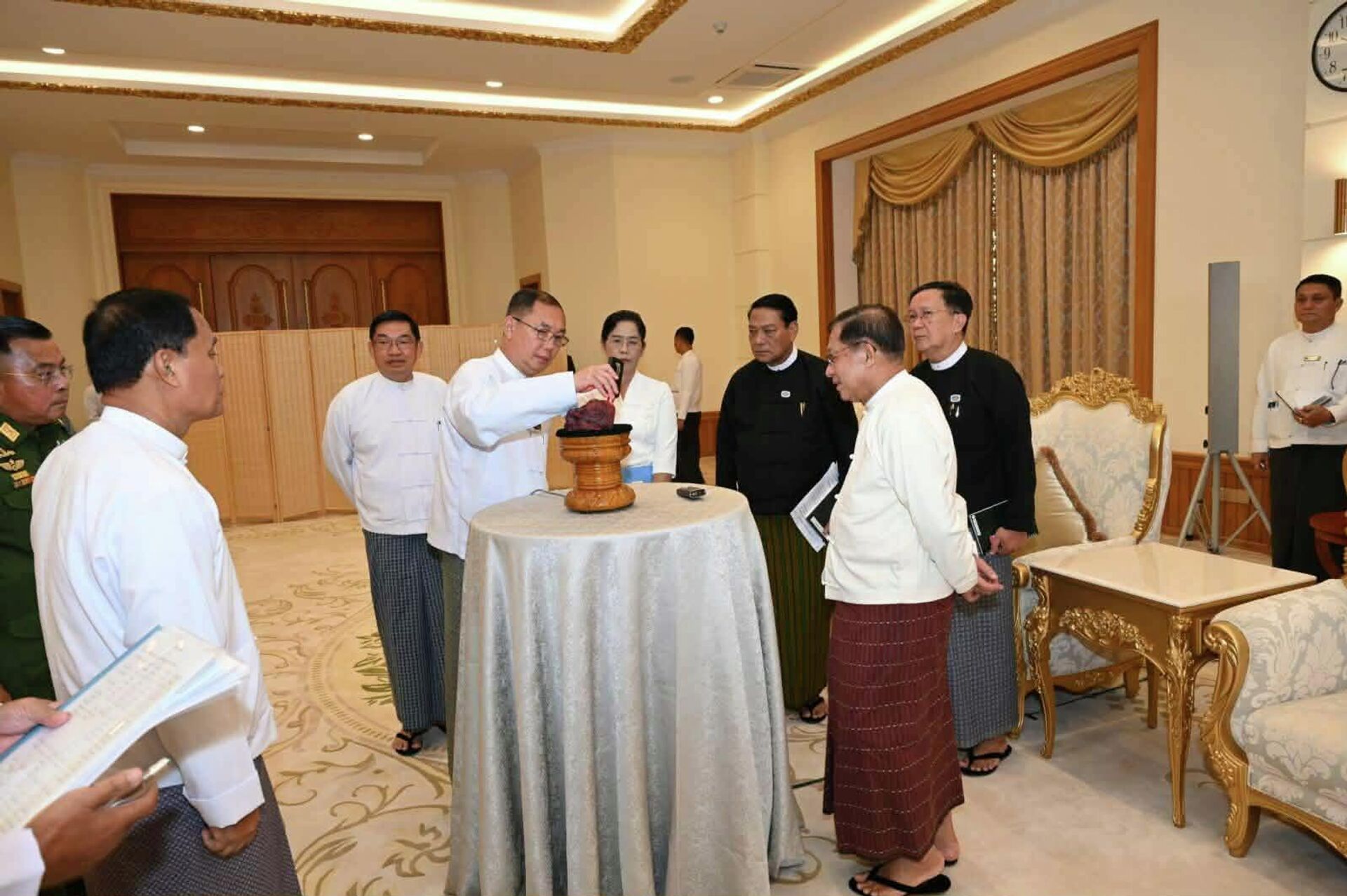 myanmarda 11 bin karatlik dev yakut bulundu 0 bzL3kDyV