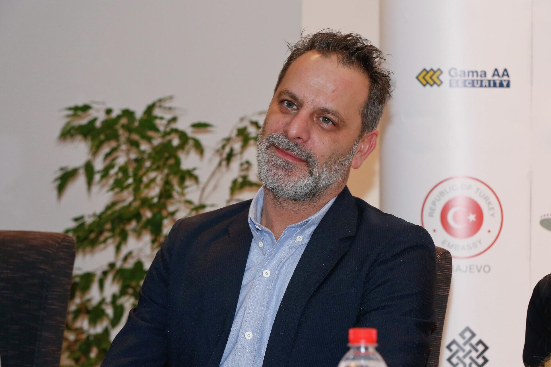 ozan itimat ayrilmak istedigimi soyledim ortamizda bir arbede cikti abajur sorunu oldu 0 gQ1LV2na