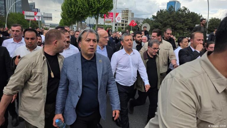 Özgür Özel'in tarihi Meclis yürüyüşü 1 ozgur ozelin tarihi meclis yuruyusu ywcO8EGs