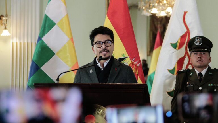 petronun aciklamalari tansiyonu tirmandirdi bolivya kolombiya buyukelcisini istenmeyen kisi ilan etti n9QxdW9M