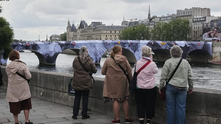 pont neuf yeniden tamamlandi sanatci jr anitsal gecici bir eser yerlestirdi bUPj1Jiv