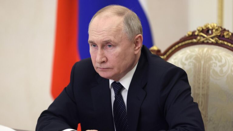 Putin, Güvenlik Kurulu üyeleriyle acil toplantı gerçekleştirdi 6 putin guvenlik kurulu uyeleriyle acil toplanti gerceklestirdi ERCrlpCe