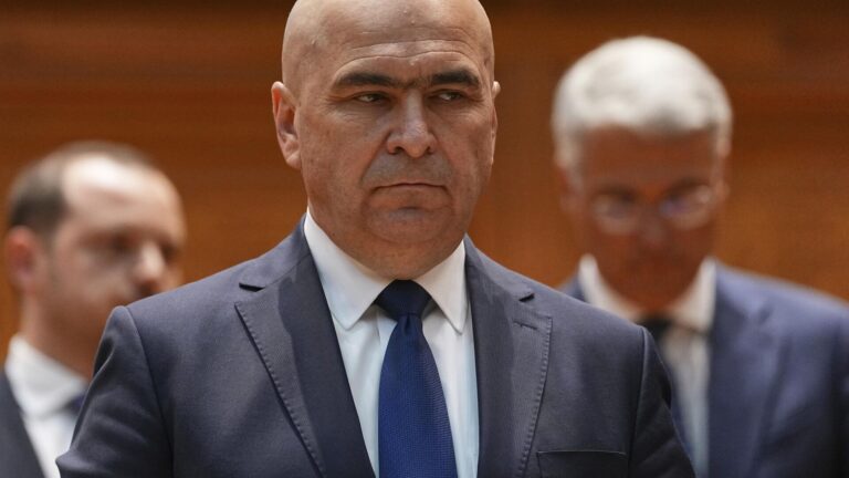romanyada gensoru oylamasi kabul edildi hukumet dustu HTiZyV1G