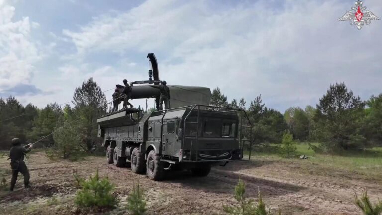 Rusya ve Belarus'tan ortak nükleer tatbikat: İskender-M füzeleri alana indi 2 rusya ve belarustan ortak nukleer tatbikat iskender m fuzeleri alana indi rH85Nraq