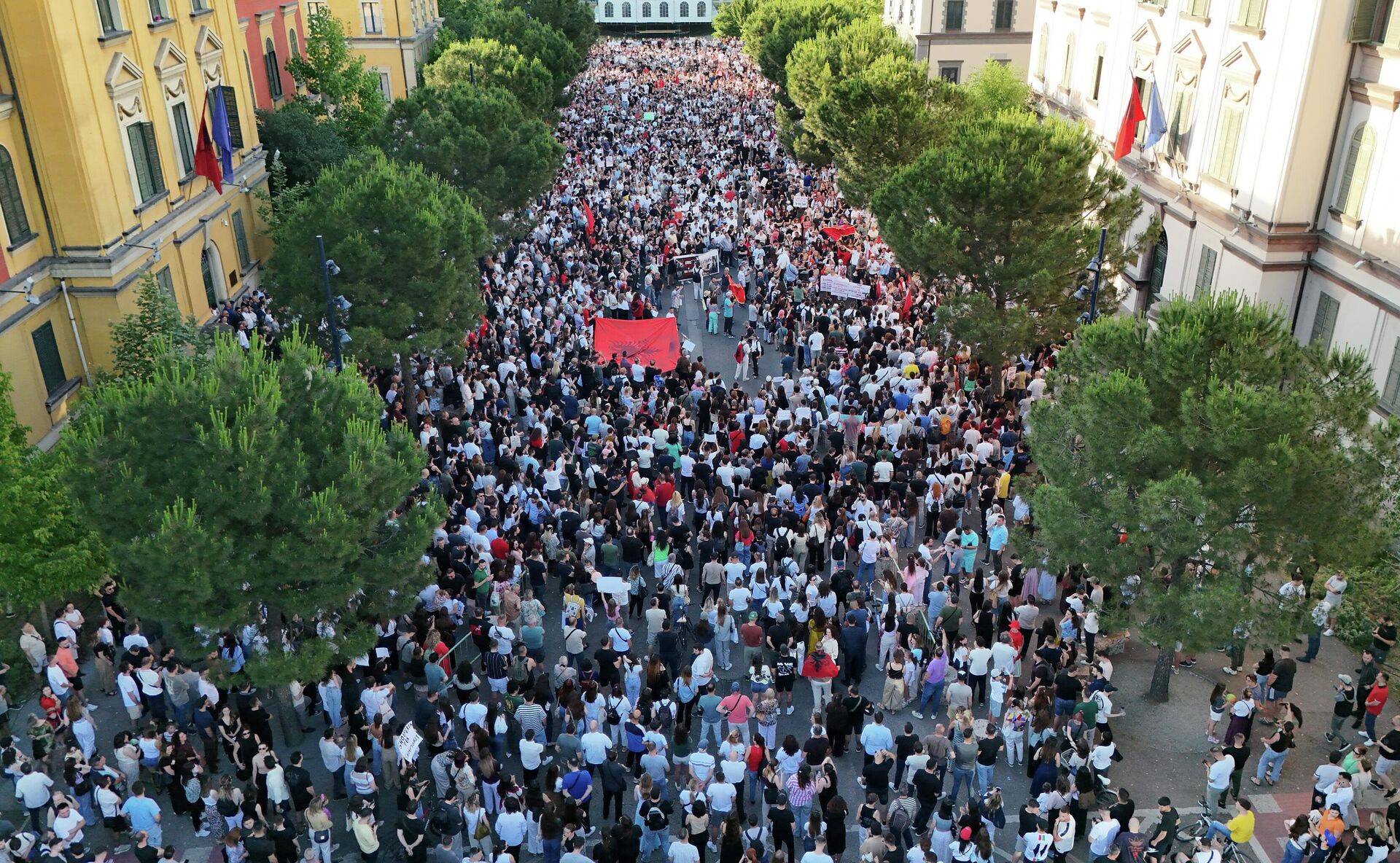 tiranda arnavutluk satilik degildir sloganiyla genis capli protestolar duzenlendi 0 SqMw1Kyv
