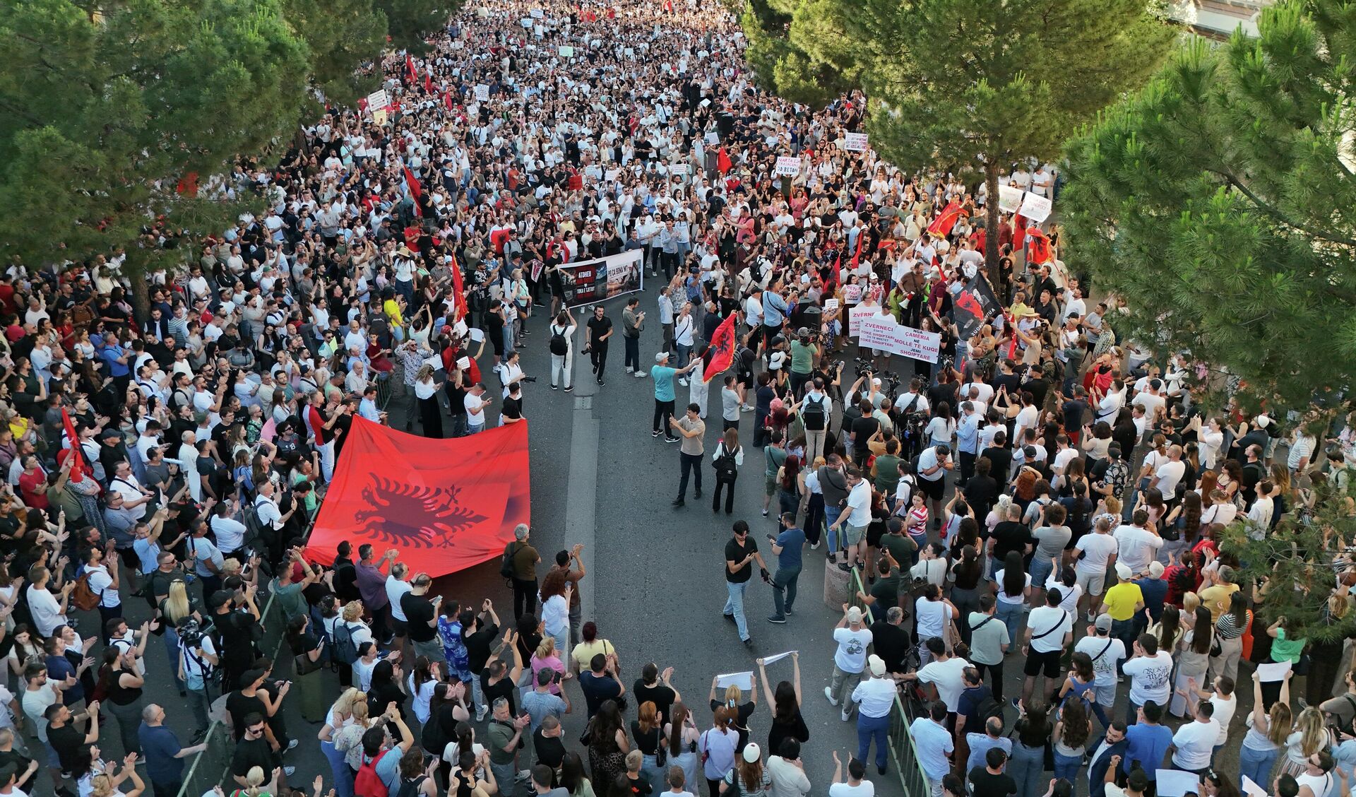 tiranda arnavutluk satilik degildir sloganiyla genis capli protestolar duzenlendi 1 9LdwNeky