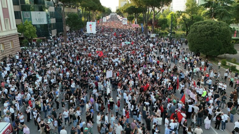 tiranda arnavutluk satilik degildir sloganiyla genis capli protestolar duzenlendi mExCH8Kg