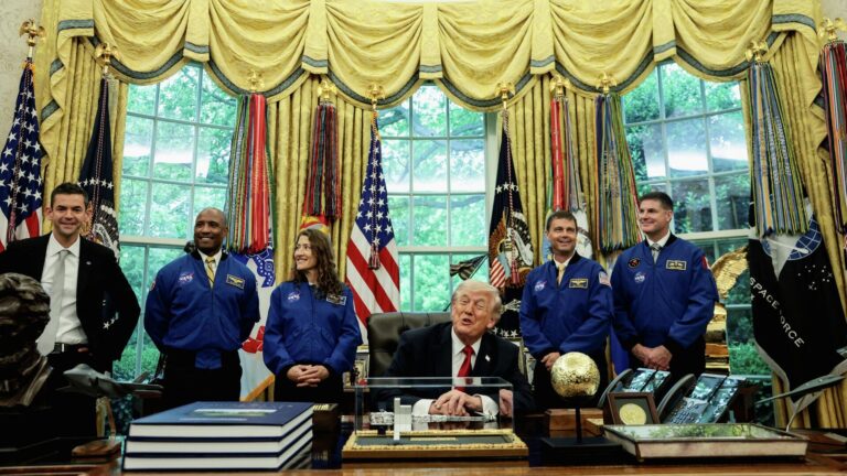 trump artemis 2 astronotlariyla bulustu ben de rahatlikla yapardim NicMOsrU