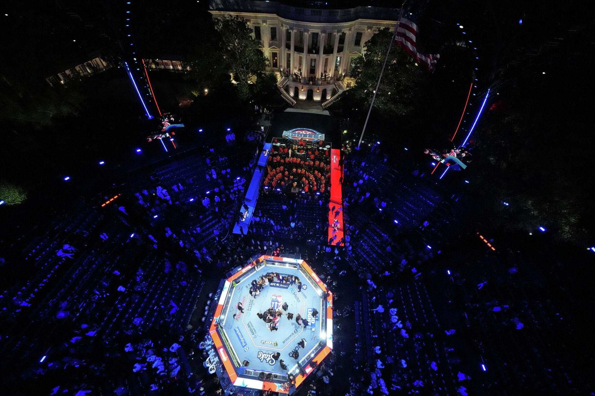 Trump, Beyaz Saray bahçesinde UFC gecesine konut sahipliği yaptı 3 trump beyaz saray bahcesinde ufc gecesine konut sahipligi yapti 1 M1FhF1sO