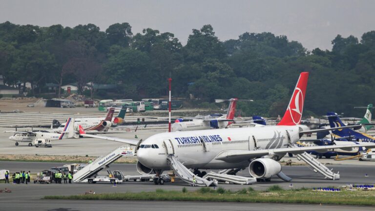 Türk Hava Yolları'nın Katmandu uçağında yangın tehlikesi: Yolcular ve mürettebat tahliye edildi 15 turk hava yollarinin katmandu ucaginda yangin tehlikesi yolcular ve murettebat tahliye edildi IlgSvXX3