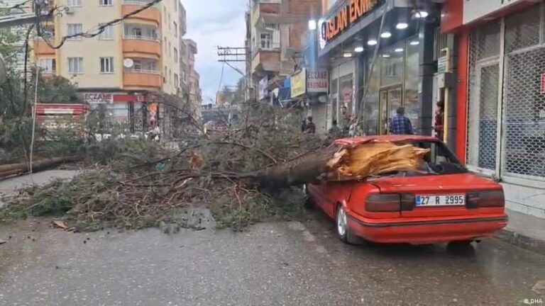 turkiye genelinde firtina ve yagis 1 meyyit cok sayida yarali WY3BndvU