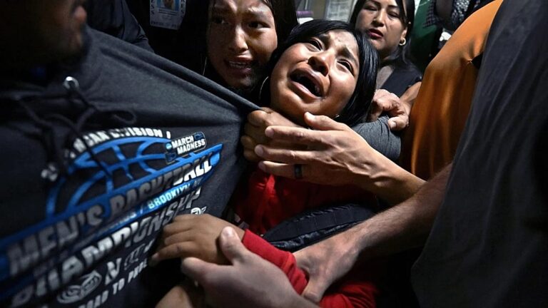 tutuklu babaya sarilan cocuklarin yurek parcalayan goruntusu yilin dunya basin fotografi secildi UDJu91AN