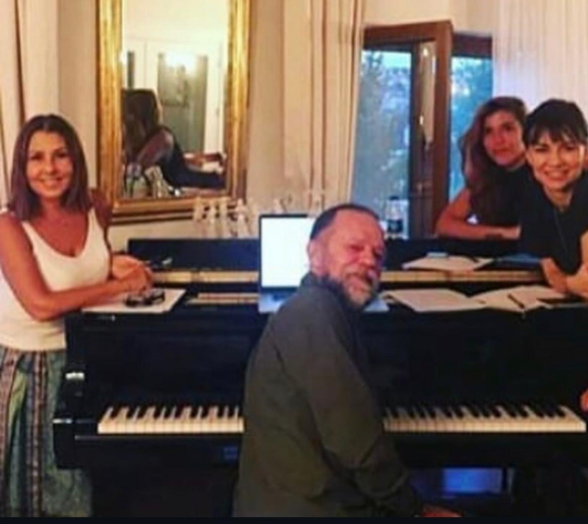 unlu muzikci niluferin aci gunu biraktin gittin bizi diye veda etti 0 5fAJeWMC