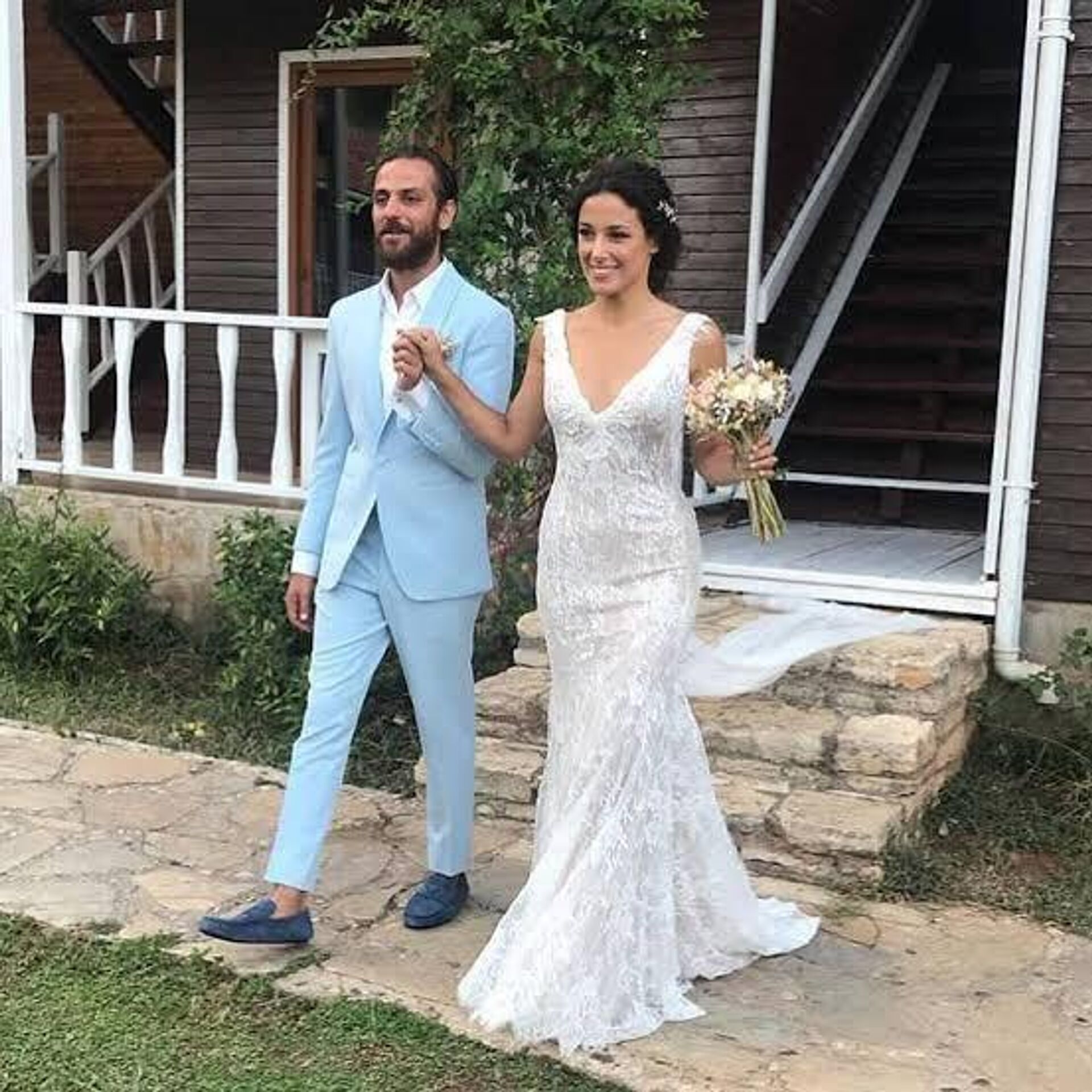 unlu oyuncular erkan kolcak kostengil ve cansu tosun bosandi 0 yz7uHiK2
