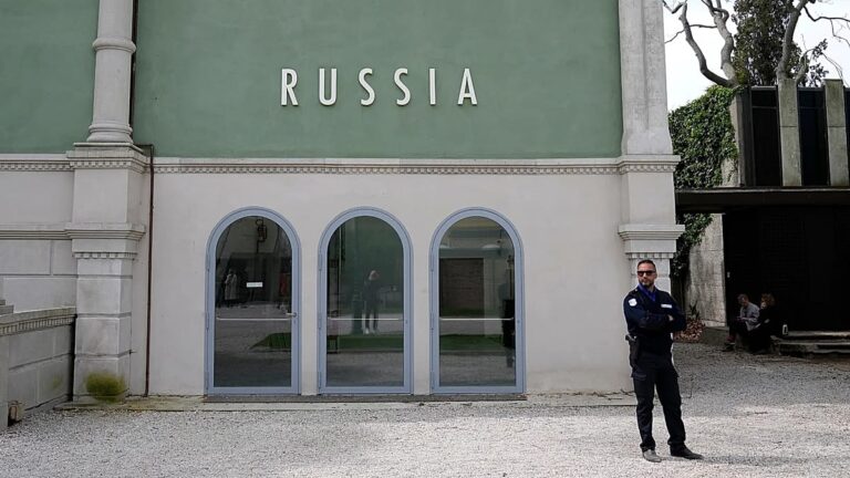 venedik bienalinin uluslararasi jurisi italya hukumetinin rusyanin katilimina karsi cikmasi nedeniyle istifa etti HgpacLFQ