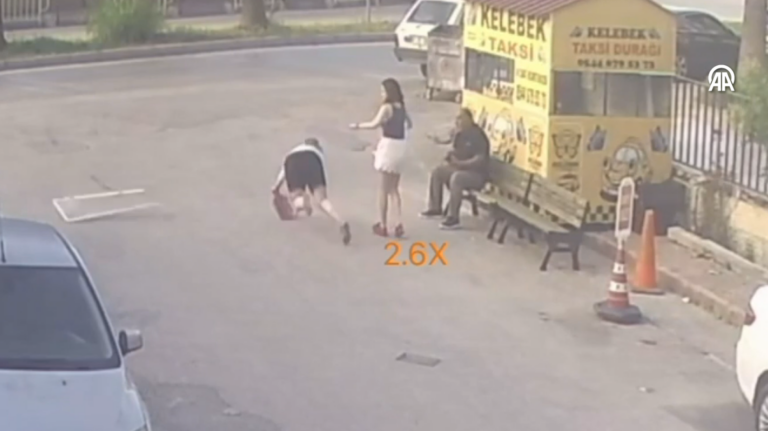 yolda yururken basina sineklik dustu hastaneye kaldirildi cD6iftA8