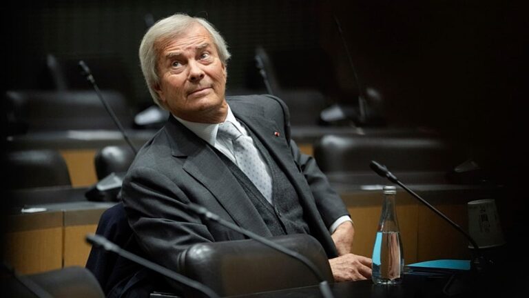 'Zapper Bolloré': Hollywood yıldızları milyardere karşı imza kampanyasına katıldı 1 zapper bollor hollywood yildizlari milyardere karsi imza kampanyasina katildi hWpruy59